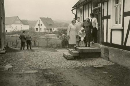 Blick auf alte Schule und Haus von Clemens Hoffmann